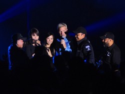 MLTR Selfie dengan Penggemar di Tengah Konser di Trans Hotel Bandung