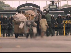 Demonstrasi Besar-besaran dalam Trailer Di Balik 98