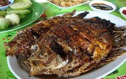 Makan Siang Gaya Sunda dengan Gurame Bakar