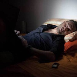 Ancaman di Balik Terpapar Layar Gadget Sebelum Tidur