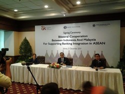 Di Depan Pejabat Bank Malaysia, Agus Marto Berdoa untuk Korban AirAsia