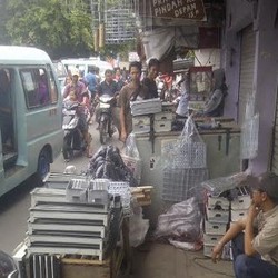 Bisnis Dadakan Jelang Malam Tahun Baru, dari Jual Arang Hingga Jagung