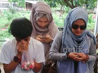Ziarah ke Makam Uje, Pipik Banjir Air Mata