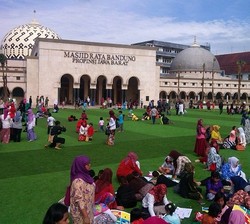 Suasana Seperti di Eropa, Ridwan Kamil Ajak Warga Piknik ke Taman Alun-Alun Bandung