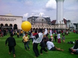 Cerita Bahagia Warga Menikmati Desain Keren Taman Alun-Alun Bandung