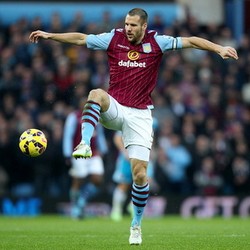 Vlaar Tanggapi Rumor Ketertarikan MU