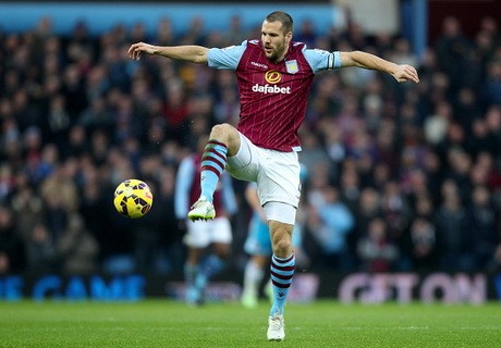 Vlaar Tanggapi Rumor Ketertarikan MU