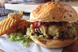 Rekomendasi Restoran: Nyam, Paling Enak Ngemil Burger Plus Patty Gurih di Siang Hari