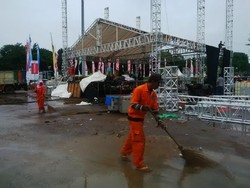 Pembersih Jalan Ini Keluhkan Kebiasaan Sebagian Warga Jakarta Buang Sampah