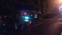 Ganti Ban dan Dongkrak Terlepas, Sopir Tertimpa Truknya