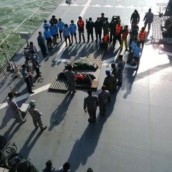 Momen Haru Saat Awak KRI Banda Aceh Berdoa di Depan Jenazah Kevin dan Hayati