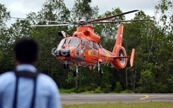 Di Tengah Hujan Deras, Tim Turunkan Satu Jenazah dari Helikopter
