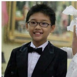 Adrian dan Keluarga Terbang ke Singapura untuk Lihat Hello Kitty