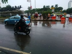 Masih Ada Pemotor yang Nekat Lintasi Jalan Medan Merdeka Barat