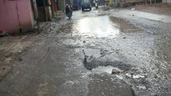 Sayang Sekali, Jalan di Ruas Bojonggede Raya ini Rusak Parah bak Kubangan