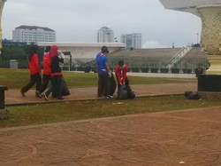 Adik-adik Pramuka Ini Giat Bersihkan Sisa Sampah Usai JNF di Monas