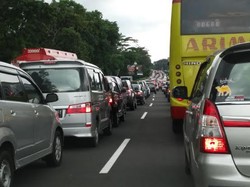 Keluar Tol Bogor Tersendat, Kendaraan Parkir Panjang