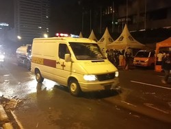 Kena Lempar Botol, Satu Pengunjung Jakarta Night Festival Dibawa Ambulans
