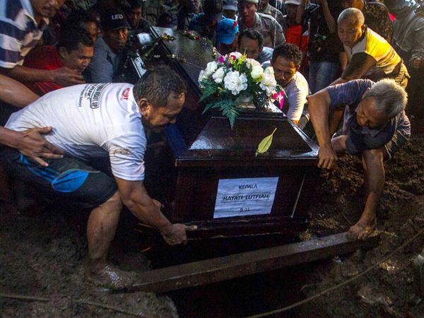 Jenazah Hayati Lutfiyah Dimakamkan