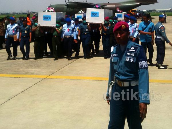 4 Jenazah Penumpang AirAsia Tiba di Bandara Juanda