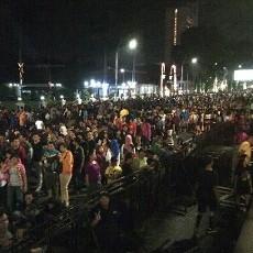 Warga Surabaya Tetap Meriahkan Tahun Baru dengan Kembang Api