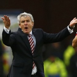 Hughes Kecewa Stoke Gagal Menang, Sebut Timnya Pantas Dapat Dua Penalti