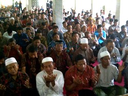 Keluarga, Relawan hingga Karyawan AirAsia Gelar Salat Ghaib di Surabaya