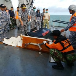 Puing Kabin AirAsia Diterbangkan dari KRI Banda Aceh ke Pangkalan Bun