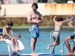 Foto: Seksinya Para Seleb Bergaya di Pantai Pasca Tahun Baru