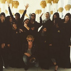 Diserang Haters, Selena Gomez Hapus Foto Pamer Kaki di Masjid