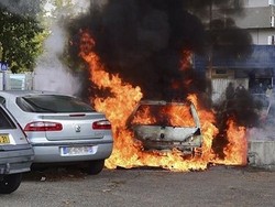 Masyarakat Prancis Rayakan Tahun Baru dengan Bakar Mobil