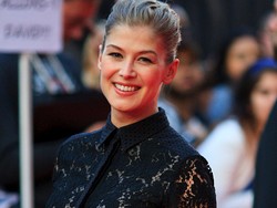 Asmara Rosamund Pike Tak Sesukses Kariernya