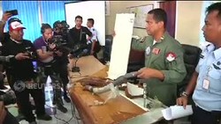 Serpihan Diduga Bagian Sayap AirAsia QZ8501 Ditunjukkan Jumat Pagi