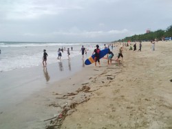 Setelah Pesta Tahun Baru, Pantai Kuta Masih Ramai Turis