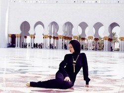Belajar dari Rihanna, Diusir Dari Masjid Karena Terlalu Seksi