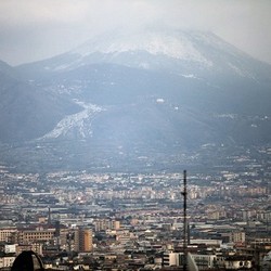 Kebencian dalam Nyanyian Vesuvius