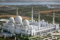 Ini Masjid Cantik di Abu Dhabi yang Didatangi Selena Gomez