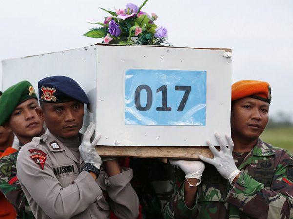 10 Jenazah Korban AirAsia Dikirim ke Surabaya