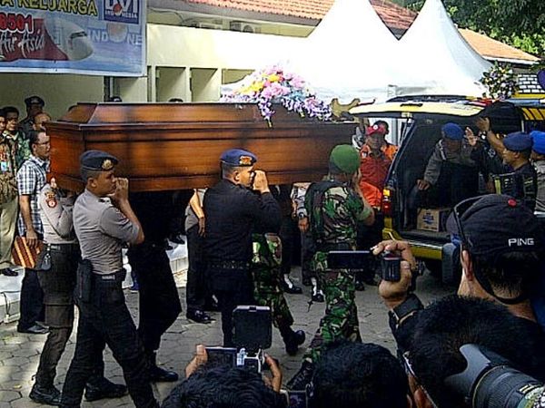 3 Jenazah Korban AirAsia Diserahkan ke Keluarga