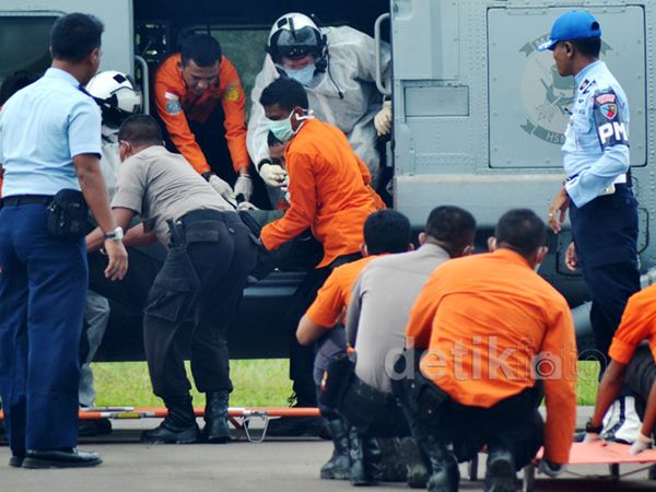 Heli US Navy Evakuasi 4 Jenazah Korban AirAsia