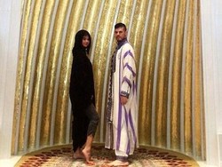 Foto Selena Gomez Pamer Kaki di Abu Dhabi Tuai Kecaman