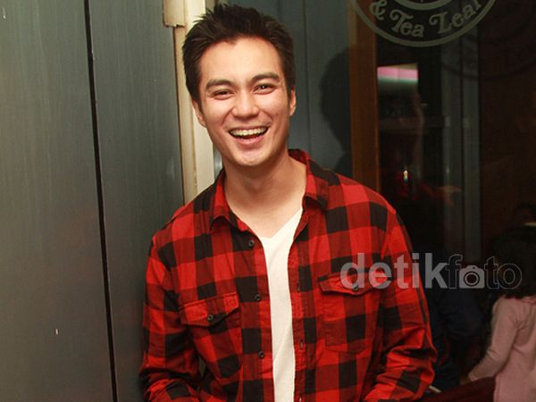 Gaya Baim Wong Berkemeja Flanel