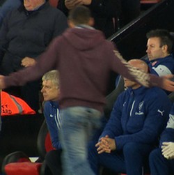 Seorang Fans Lari Masuk ke Lapangan, Dekati Wenger, lalu Ditangkap