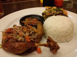 Rekomendasi Restoran : Renyah Gurih Bebek Goreng Plus Sambal yang Pedas Mantap