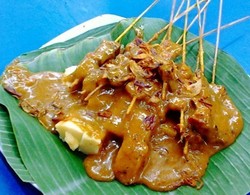 Rekomendasi Restoran: Lamaknyo, Sate Padang yang Empuk dengan Siraman Kuah Kental
