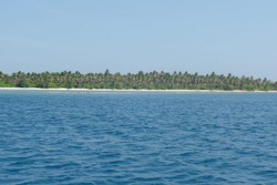 Gelombang Tinggi, 100-an Wisatawan Tertahan di Karimunjawa