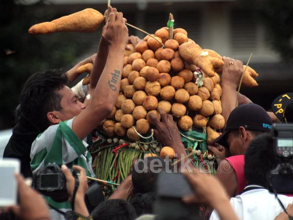 Rayahan Gunungan Gerebeg Maulud Kraton Yogyakarta