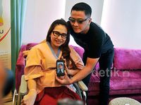 Wajah Bahagia Deswita dan Ferry Jadi Orangtua