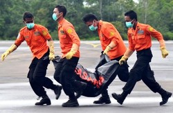 Di Tengah Hujan, Heli Singapura Turunkan 1 Jenazah di Pangkalan Bun