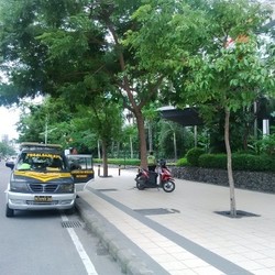 Polisi Berjaga di Hotel JW Marriott Surabaya